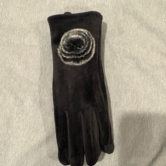 2 Chic Black Gloves with Fur Detail - Picture 3 of 5